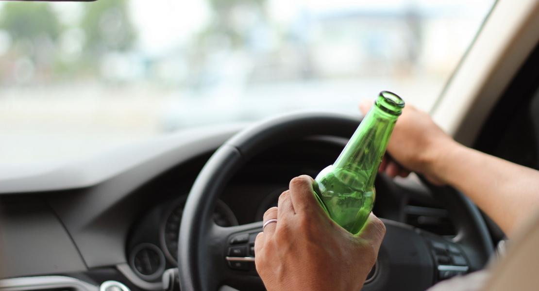 In de auto stappen met alcohol op: dat mag niet!