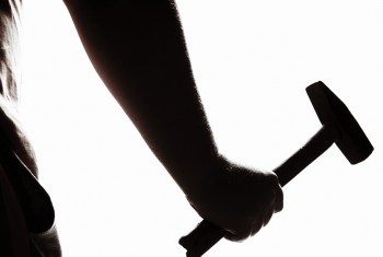 Slaan met hamer op hoofd vader leidt tot bewezenverklaring poging tot zware mishandeling