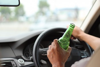 In de auto stappen met alcohol op: dat mag niet!